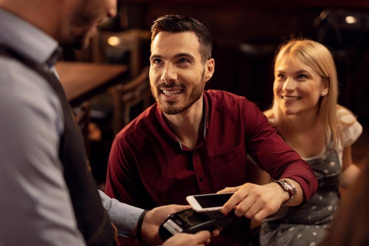 Pengguna membaca panduan bonus pada perangkat mobile dengan tenang